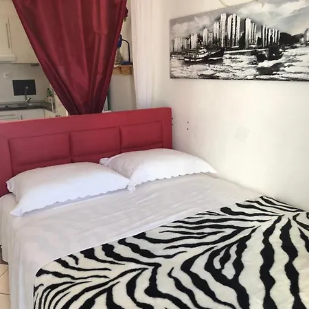 Apartmani Komiza *